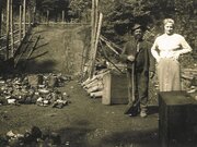 Fotoquelle: Archiv Schlögl (Weberbauer), Rohr im Gebirge; hauptberuflicher Köhler vor (s)einem Langmeiler mit "Sonntags-Besuch".